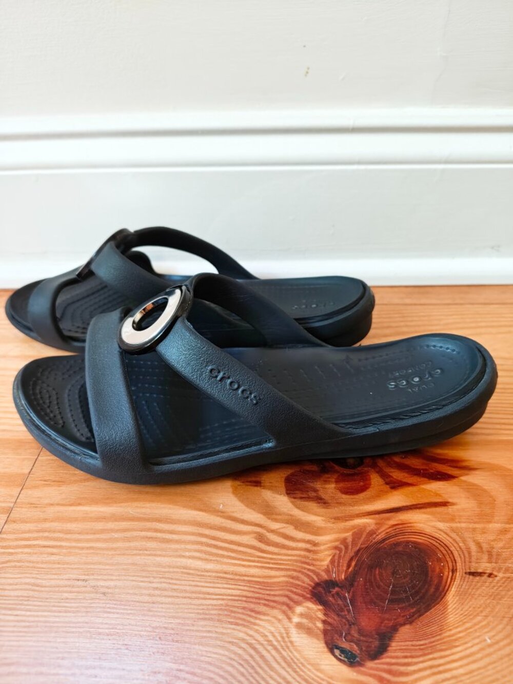 Crocs Sanrah Metal Circle Slide Sandal Womens 8 Black Comfort Slip On - Picture 2 of 9